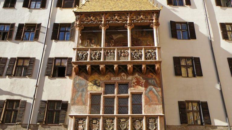 גג הזהב (Goldenes Dachl) עם רעפי הנחושת המוזהבים בעיר העתיקה של אינסברוק