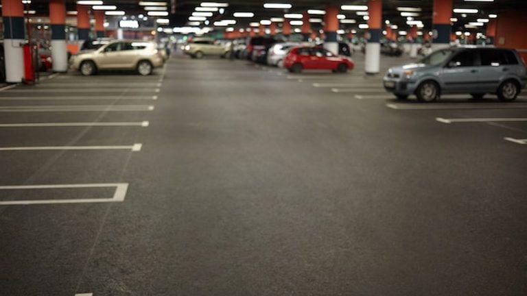חניון תת-קרקעי מקורה עם רכבים חונים, כמו במלונות עם חניה באינסברוק