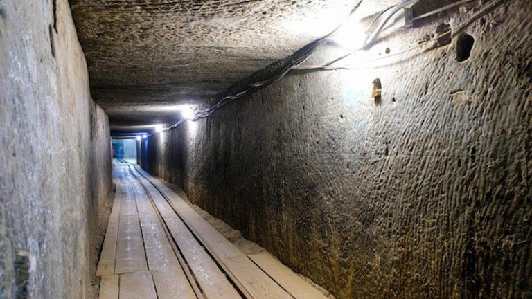 חלל אבן תת-קרקעי אפל במכרה הכסף בשווץ שבטירול